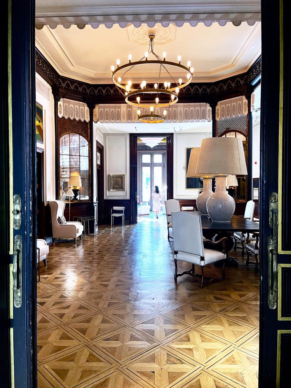 Restaurant Batuar, Metropolitan Oasis in Cotton House Hotel Barcelona